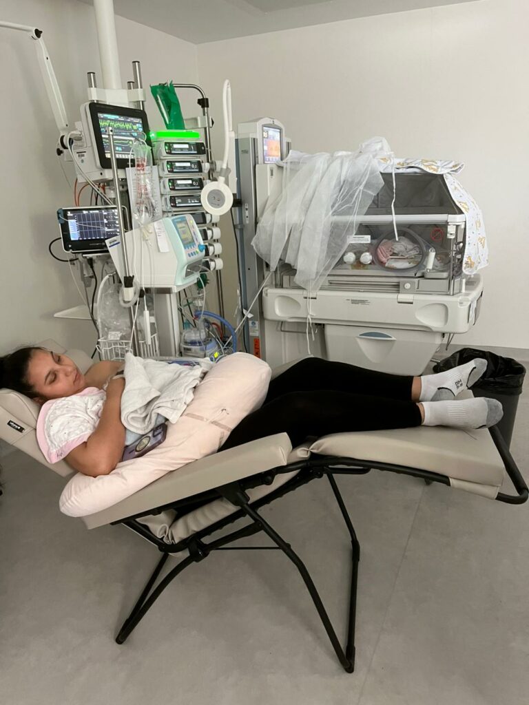 Maman de A-R qui passe de nombreuses heures en peau à peau avec son bébé. 